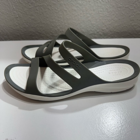 Crocs Sandals Women’s 6 swiftwater Slip-On, Gray / White, Strappy Comfort Slide - Picture 4 of 8